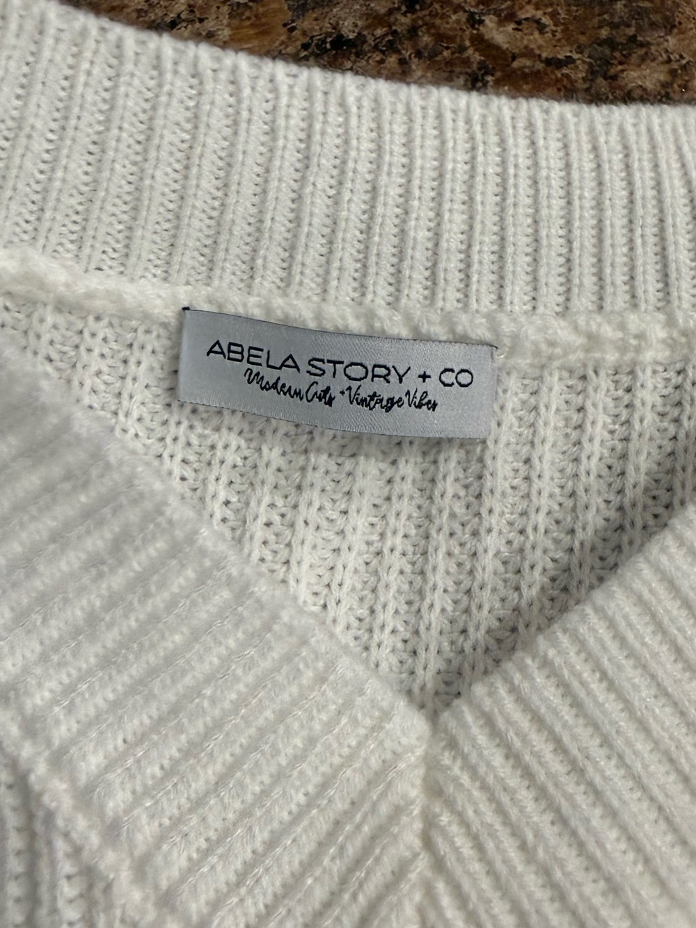 Cropped White V-Neck Knit Sweater - Picture 3 of 4